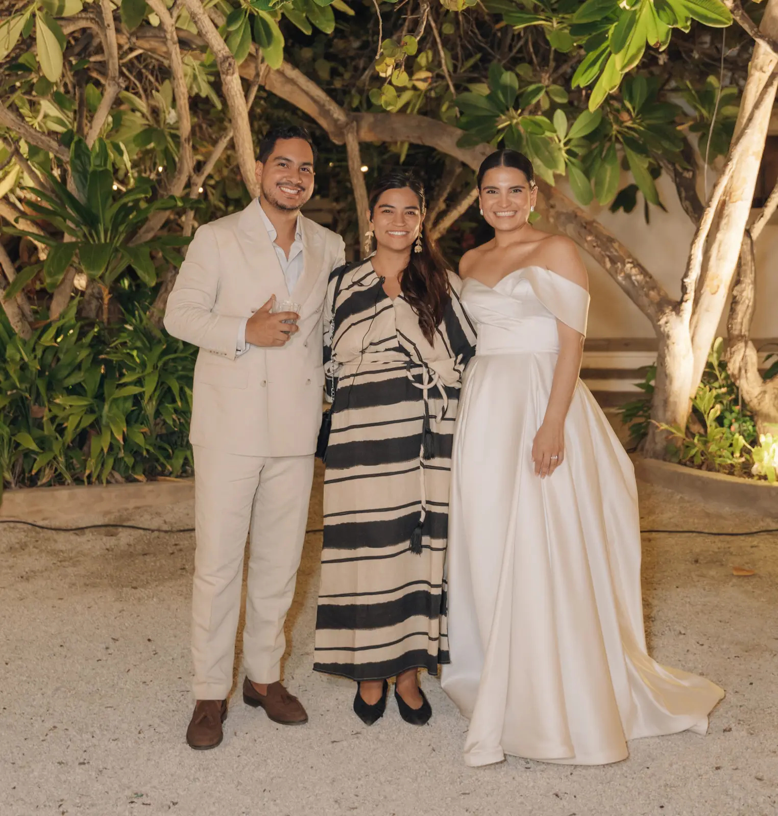 Karol junto a una pareja de novios en el jardín