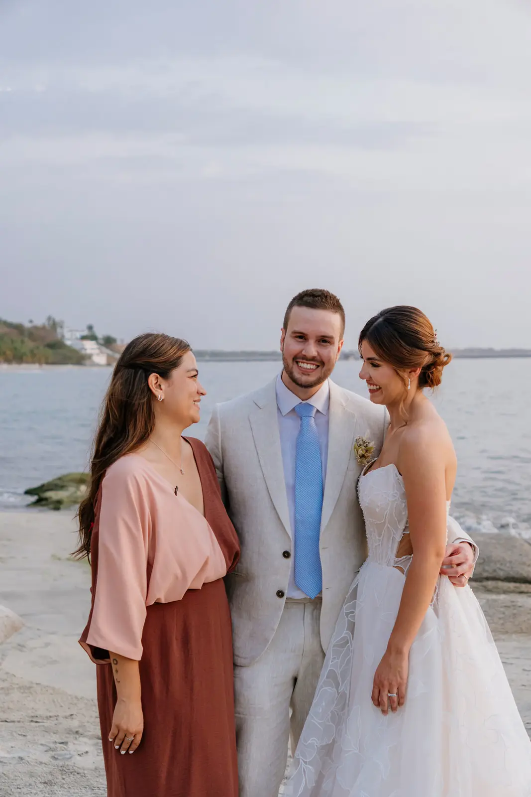 Karol con una pareja de novios frente al mar