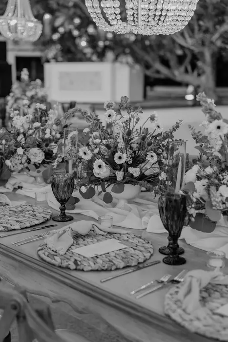 Mesa de boda con flores y cristalería