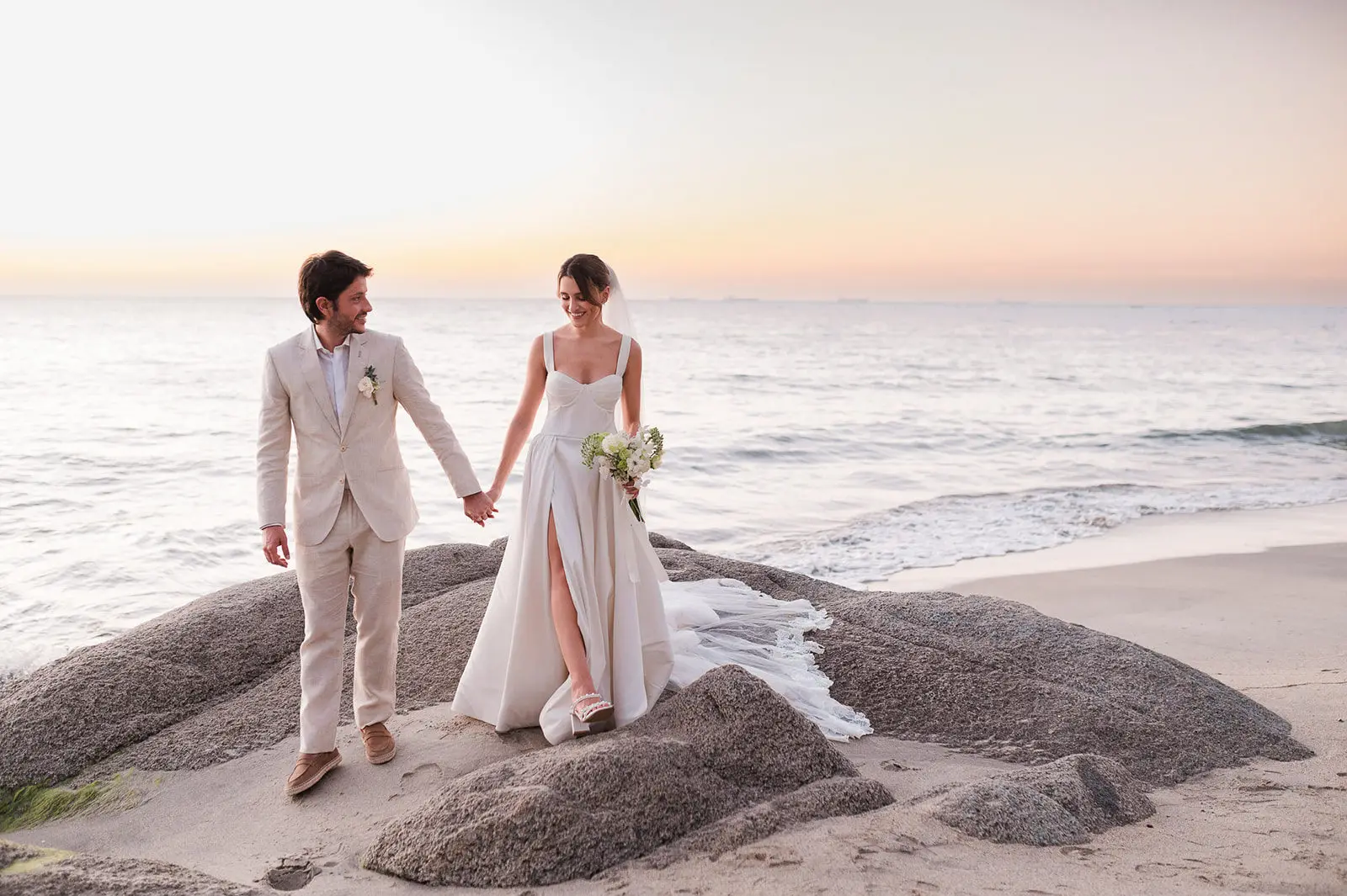 Pareja de novios sobre las rocas al atardecer en Santa Marta